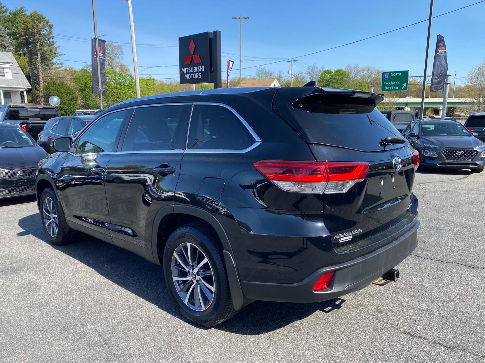 Used 2019 Toyota Highlander XLE image 3