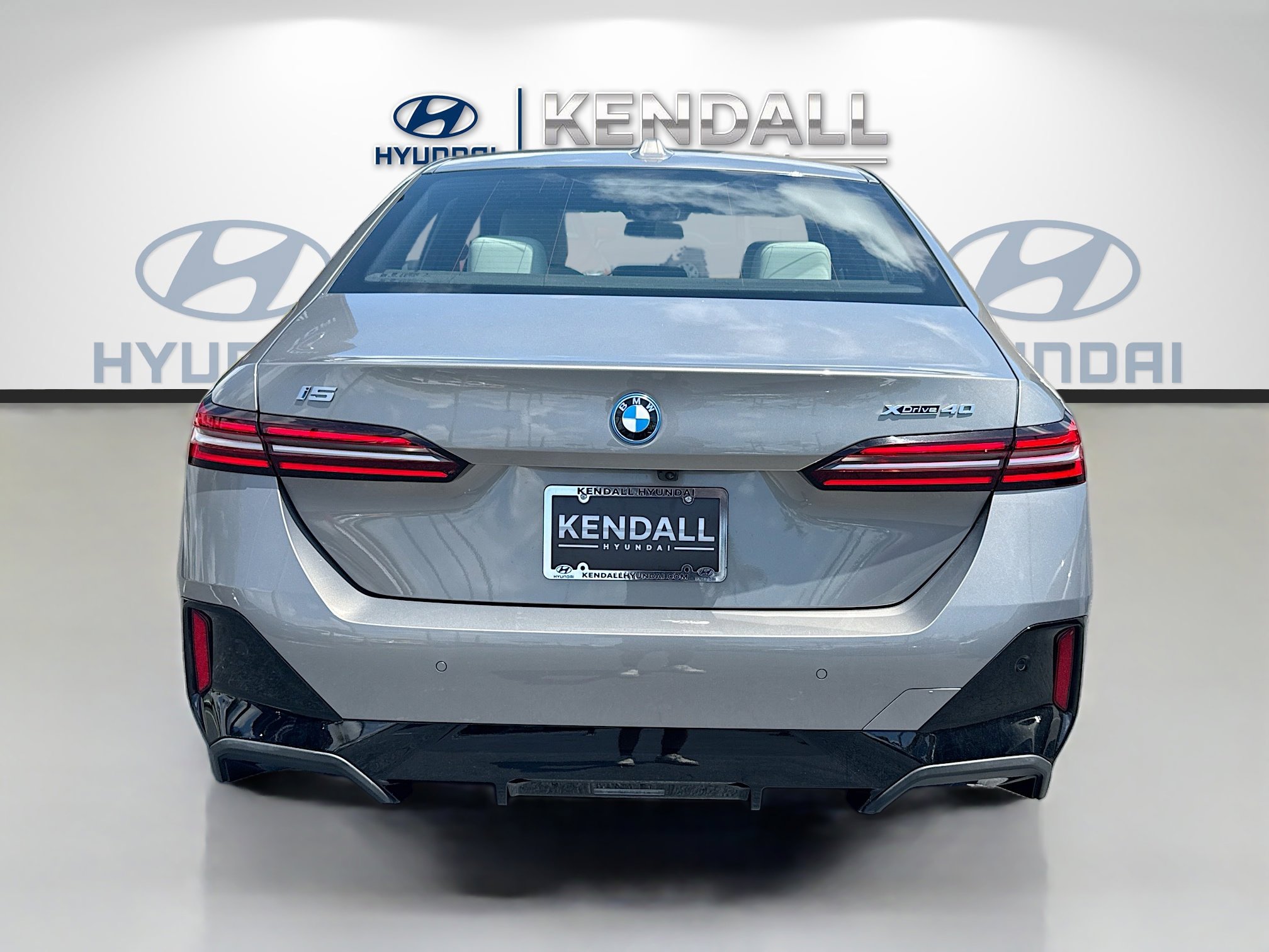 Used 2025 BMW i5 xDrive40 w/ M Sport Package AWD/4WD image 5