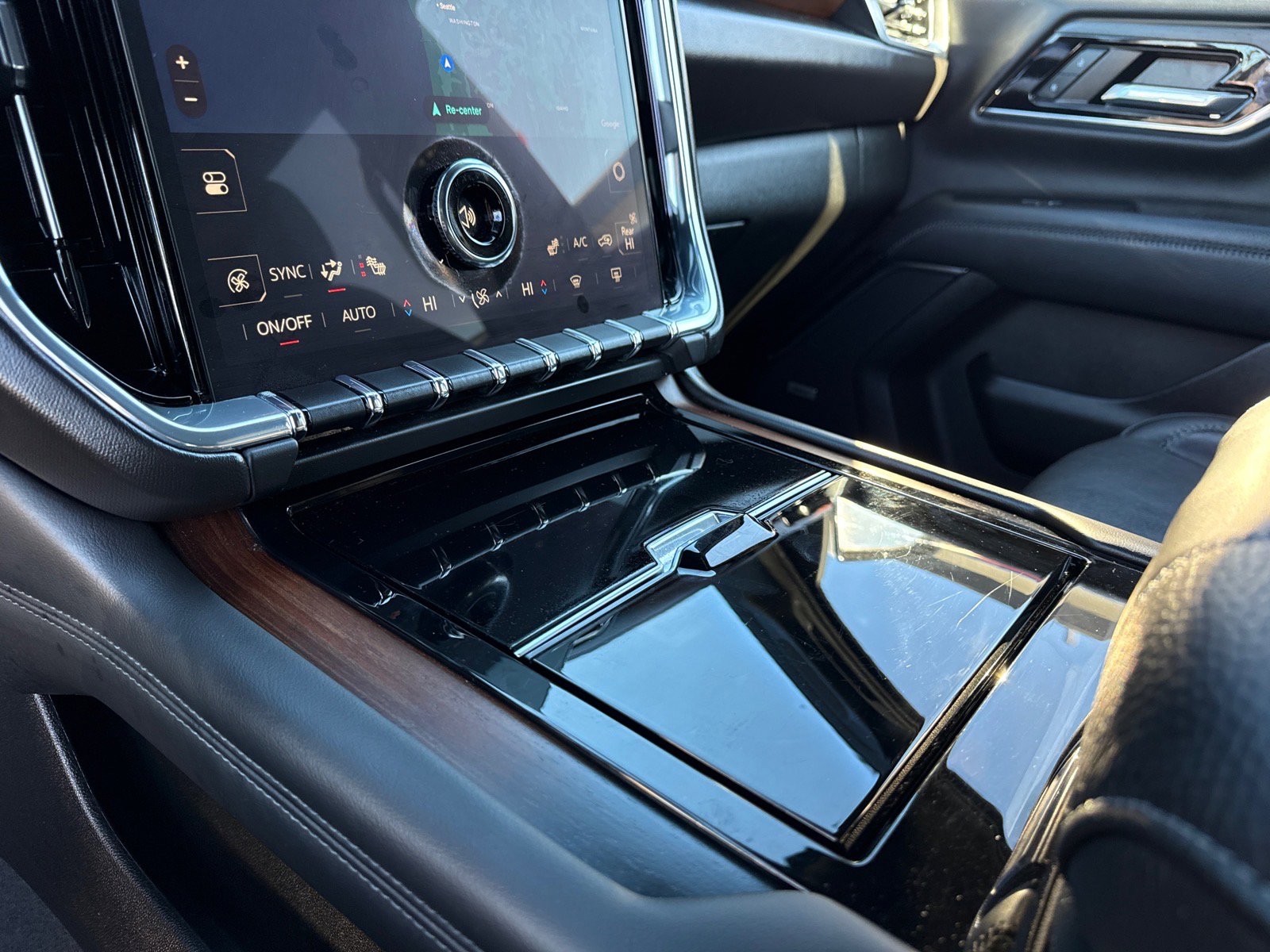 Used 2025 GMC Yukon Denali image 34