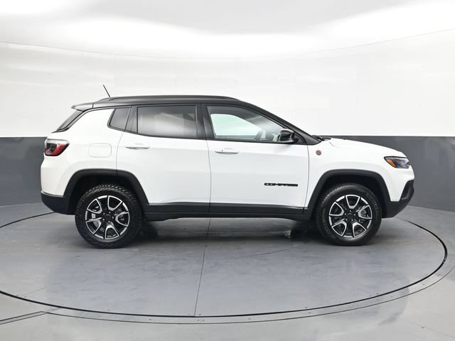 Used 2025 Jeep Compass Trailhawk AWD/4WD image 3