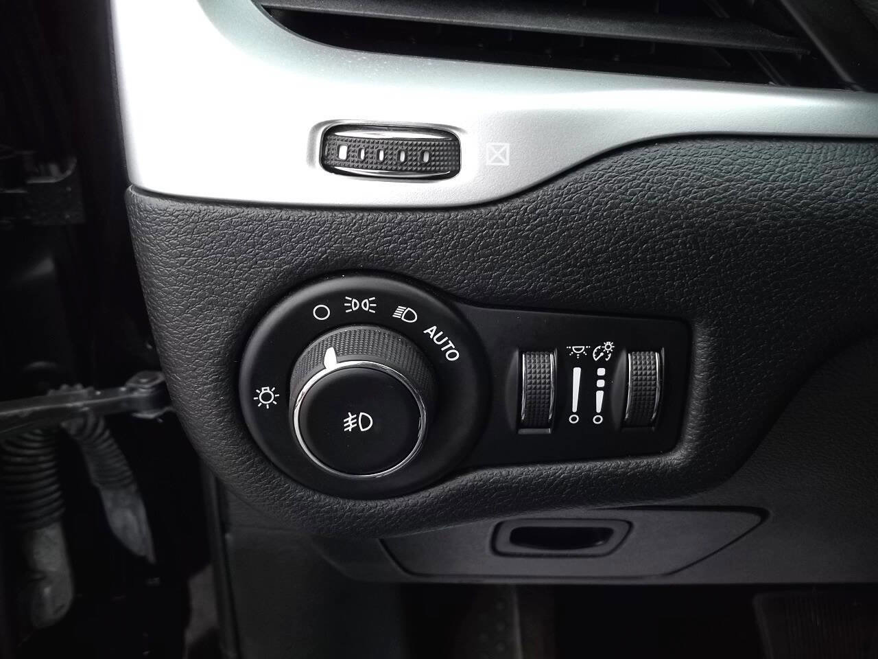 Used 2016 Jeep Cherokee Limited w/ Trailer Tow Group image 22