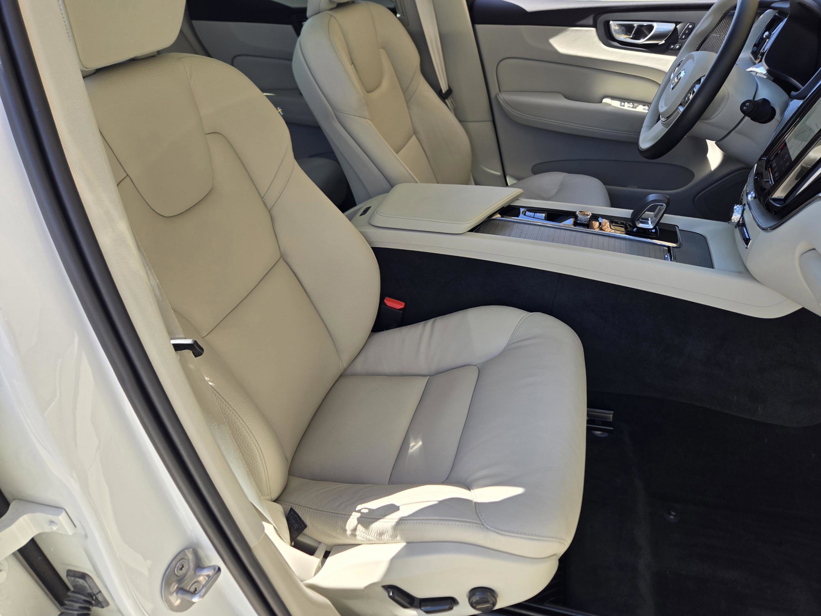 Used 2024 Volvo XC60 B5 Plus w/ Protection Package Premier image 21