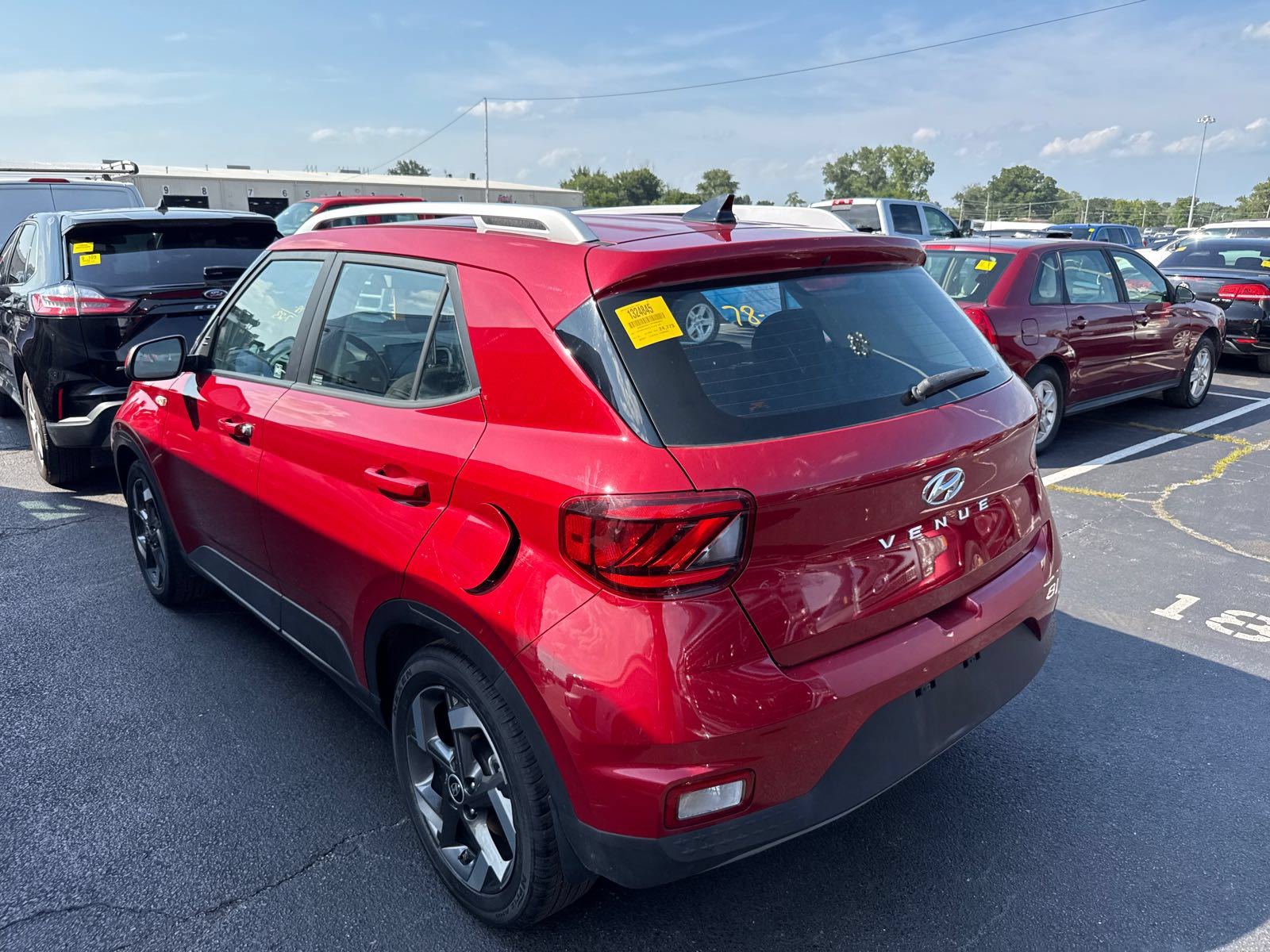 Used 2021 Hyundai Venue SEL FWD image 2