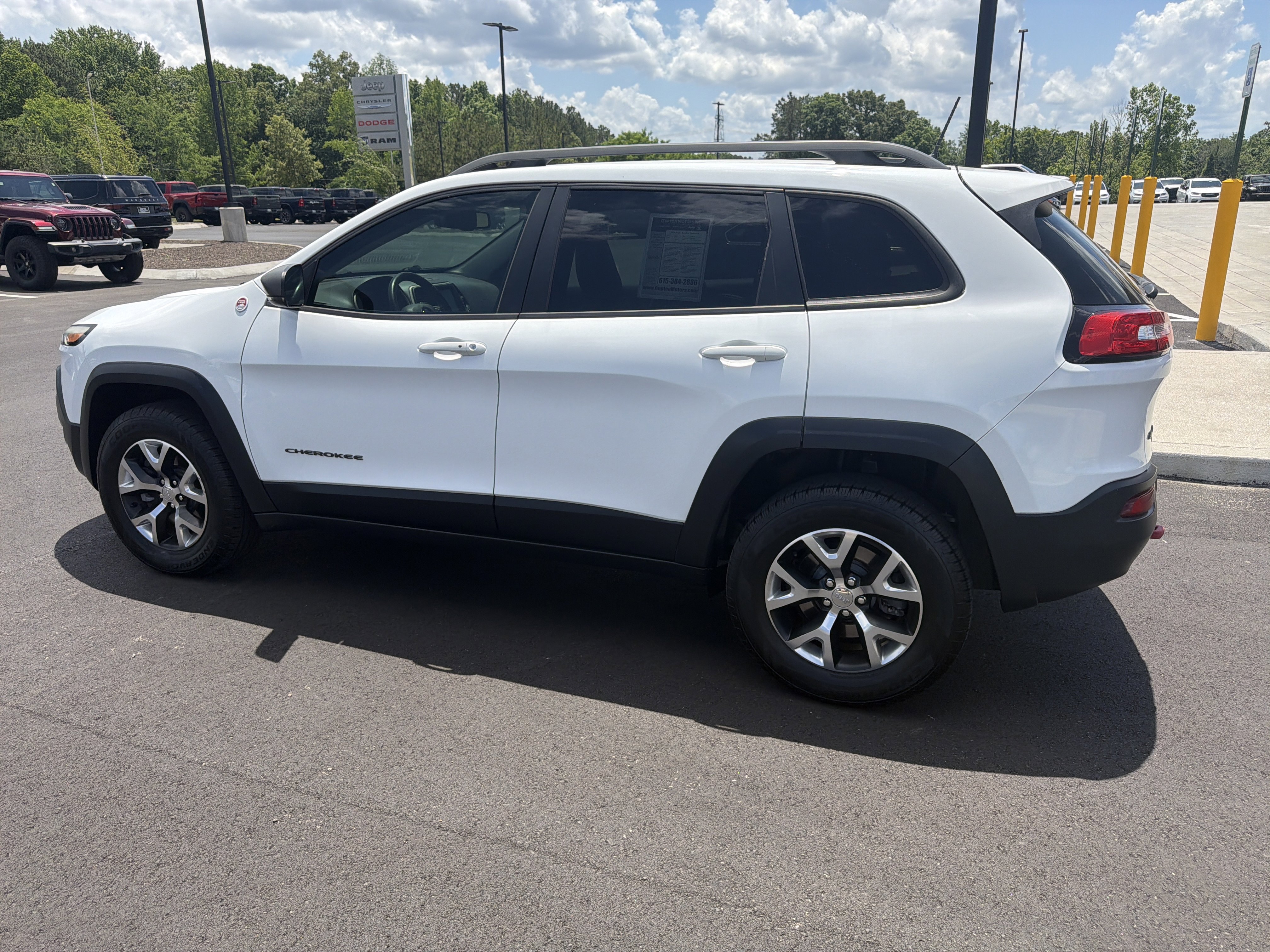 Used 2016 Jeep Cherokee Trailhawk w/ Comfort/Convenience Group AWD/4WD image 14