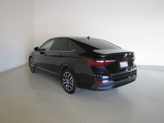 Used 2025 Volkswagen Jetta SE FWD image 23