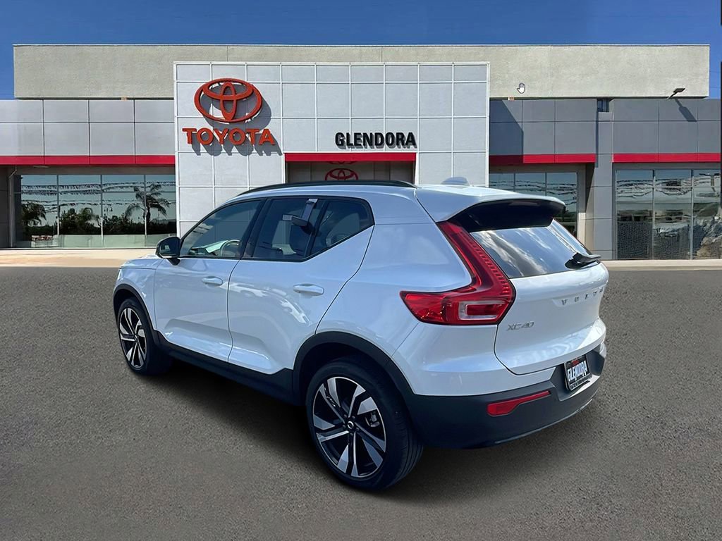 Used 2025 Volvo XC40 B5 Plus image 5
