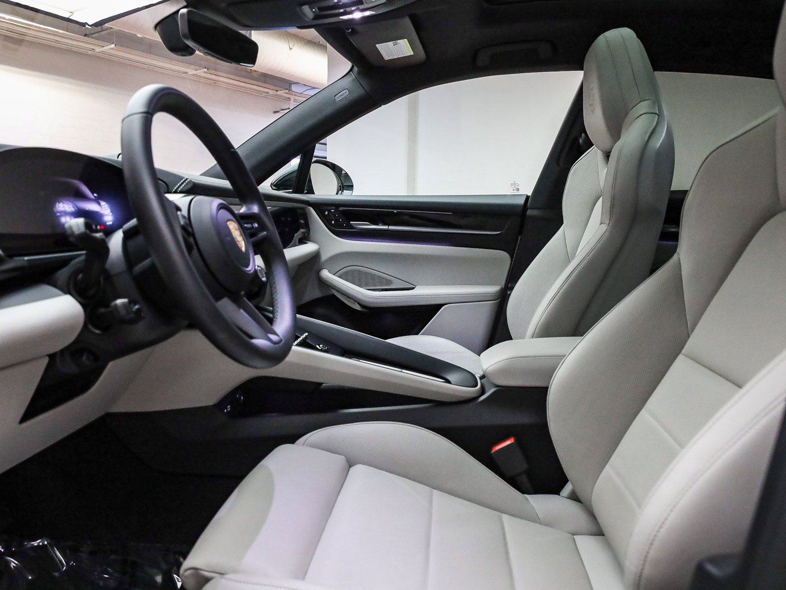 Certified 2025 Porsche Macan Electric image 22