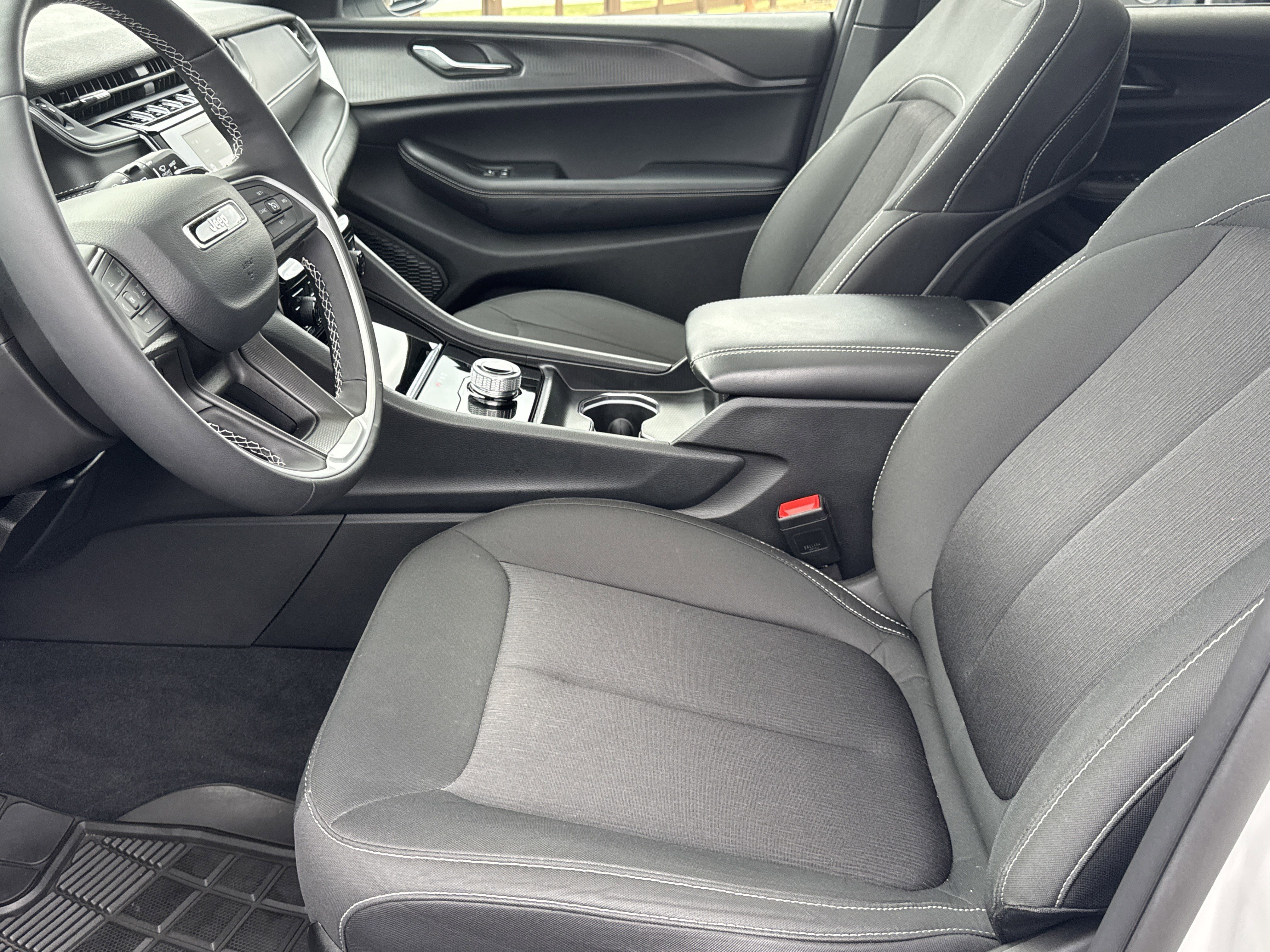 Used 2025 Jeep Grand Cherokee Laredo X w/ Luxury Tech Group I image 9