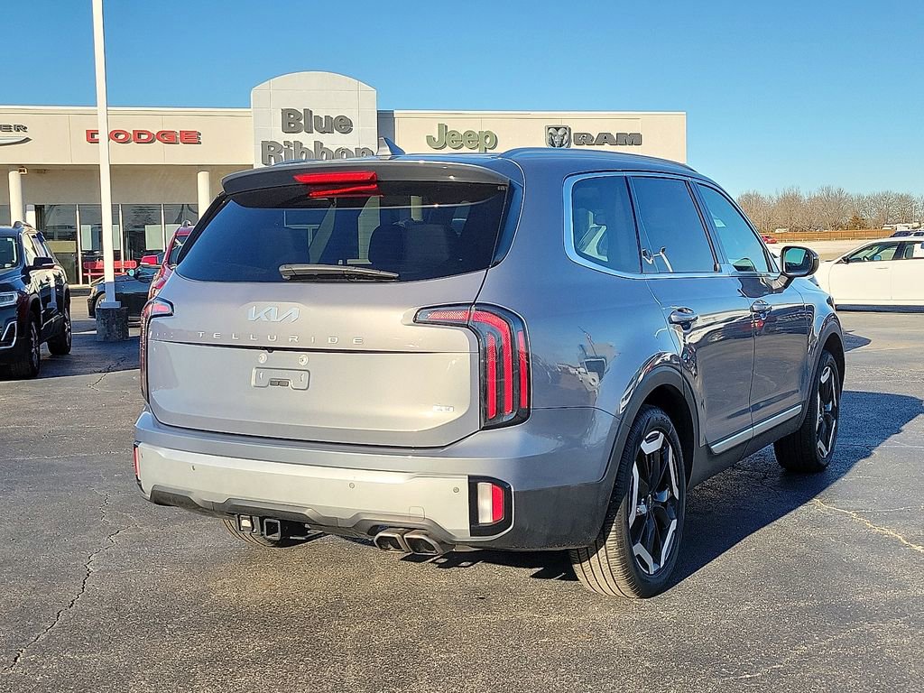 Used 2024 Kia Telluride EX w/ EX Captain's Chair Package image 5
