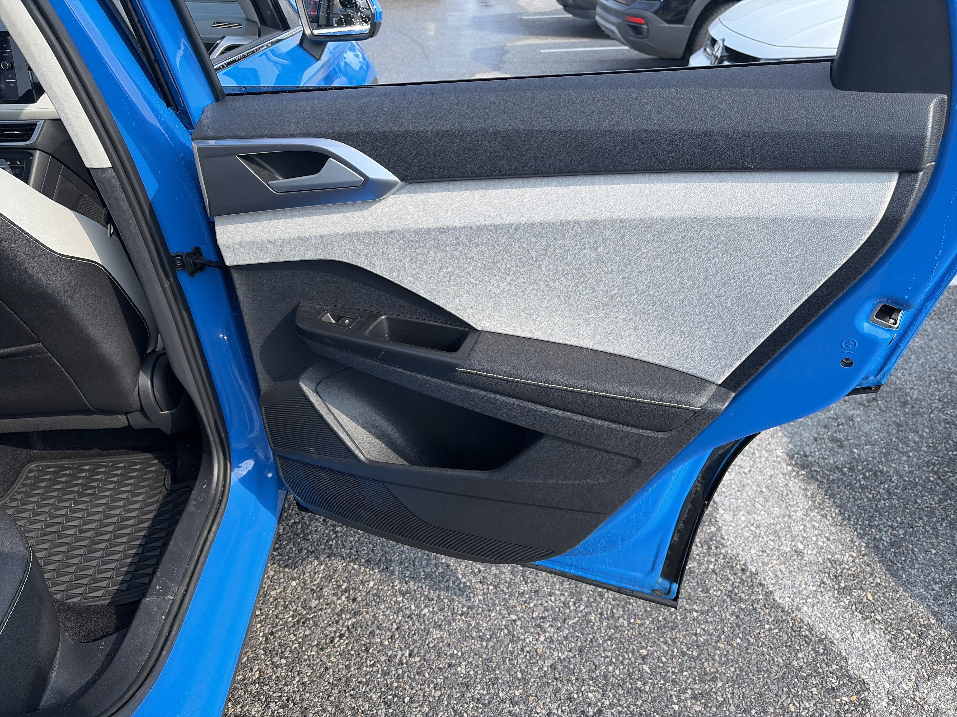 Certified 2025 Volkswagen Taos SE image 19