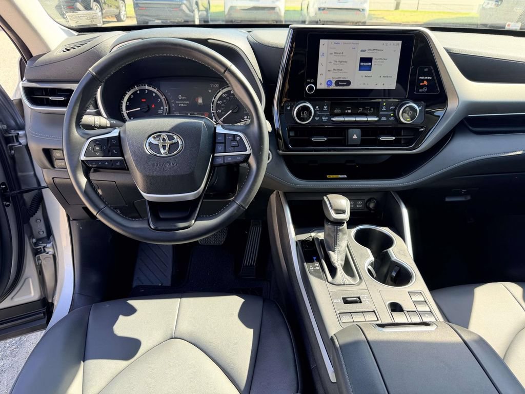 Used 2025 Toyota Highlander XLE AWD/4WD image 2