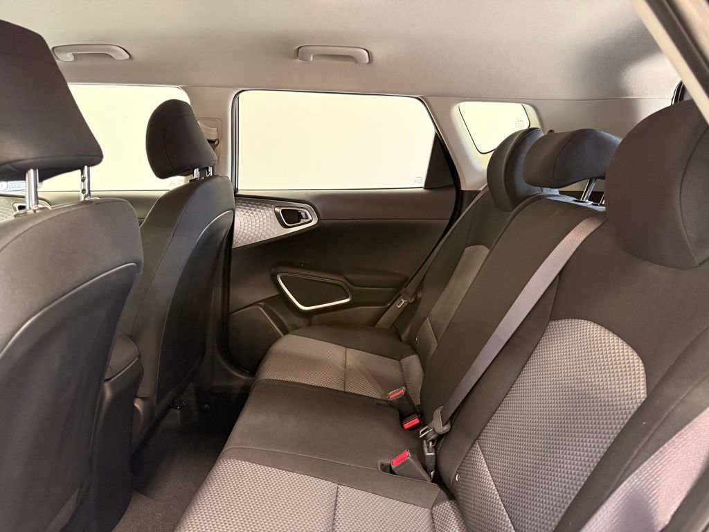 Used 2025 Kia Soul LX w/ LX Technology Package FWD image 22