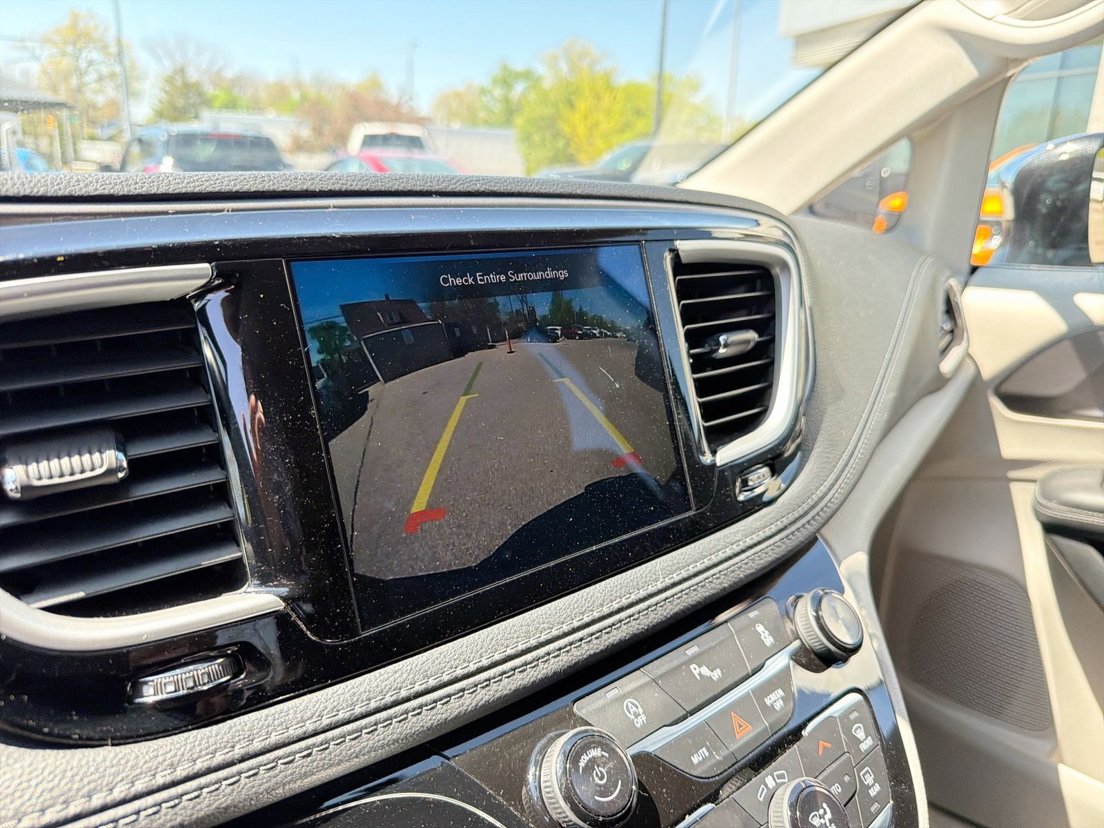 Used 2018 Chrysler Pacifica Limited FWD image 30