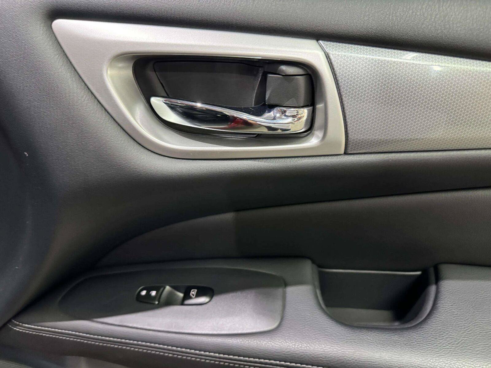 Used 2019 Nissan Pathfinder SL FWD image 53