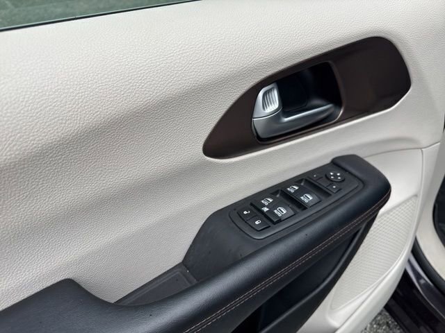 Used 2018 Chrysler Pacifica Touring-L Plus w/ Tire & Wheel Group FWD image 12