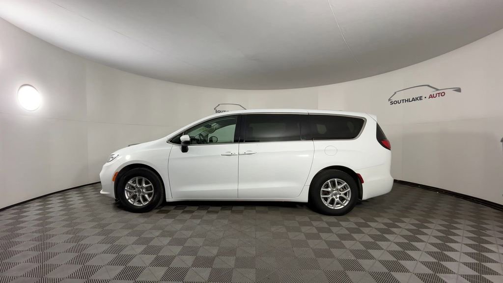 Used 2023 Chrysler Pacifica Touring-L image 5