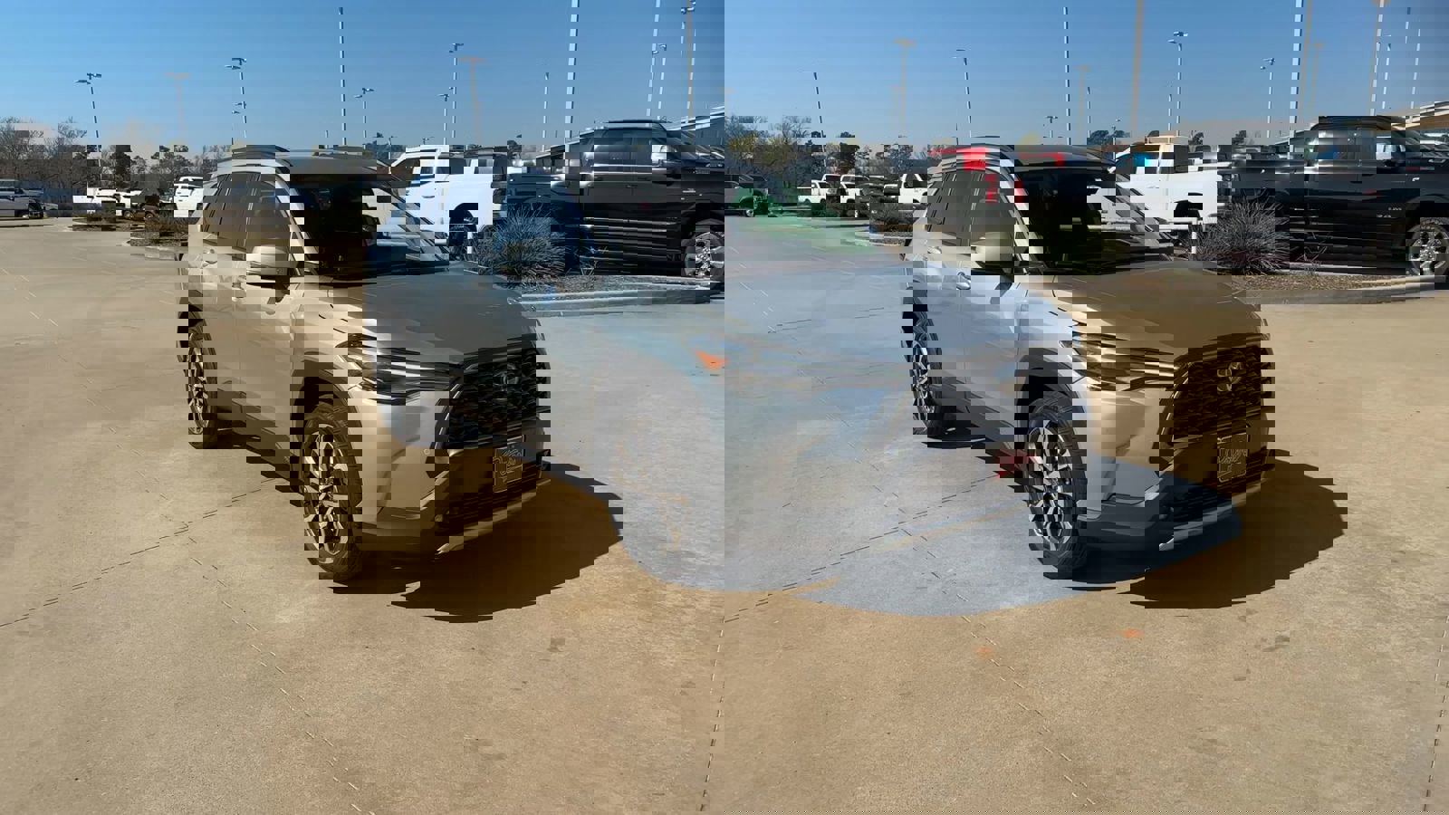 Used 2023 Toyota Corolla Cross XLE image 2