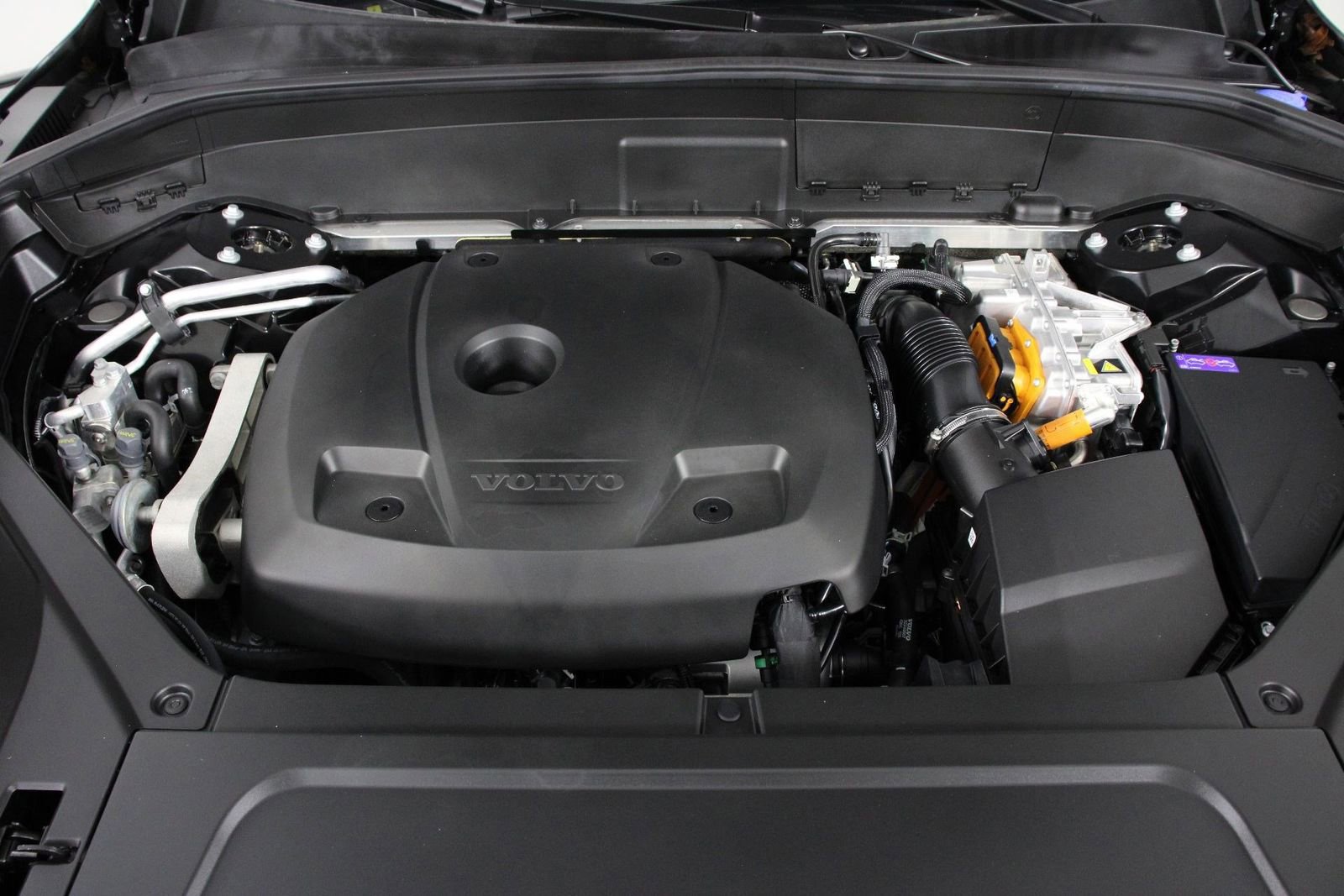 Certified 2025 Volvo XC90 T8 Plus AWD/4WD image 24