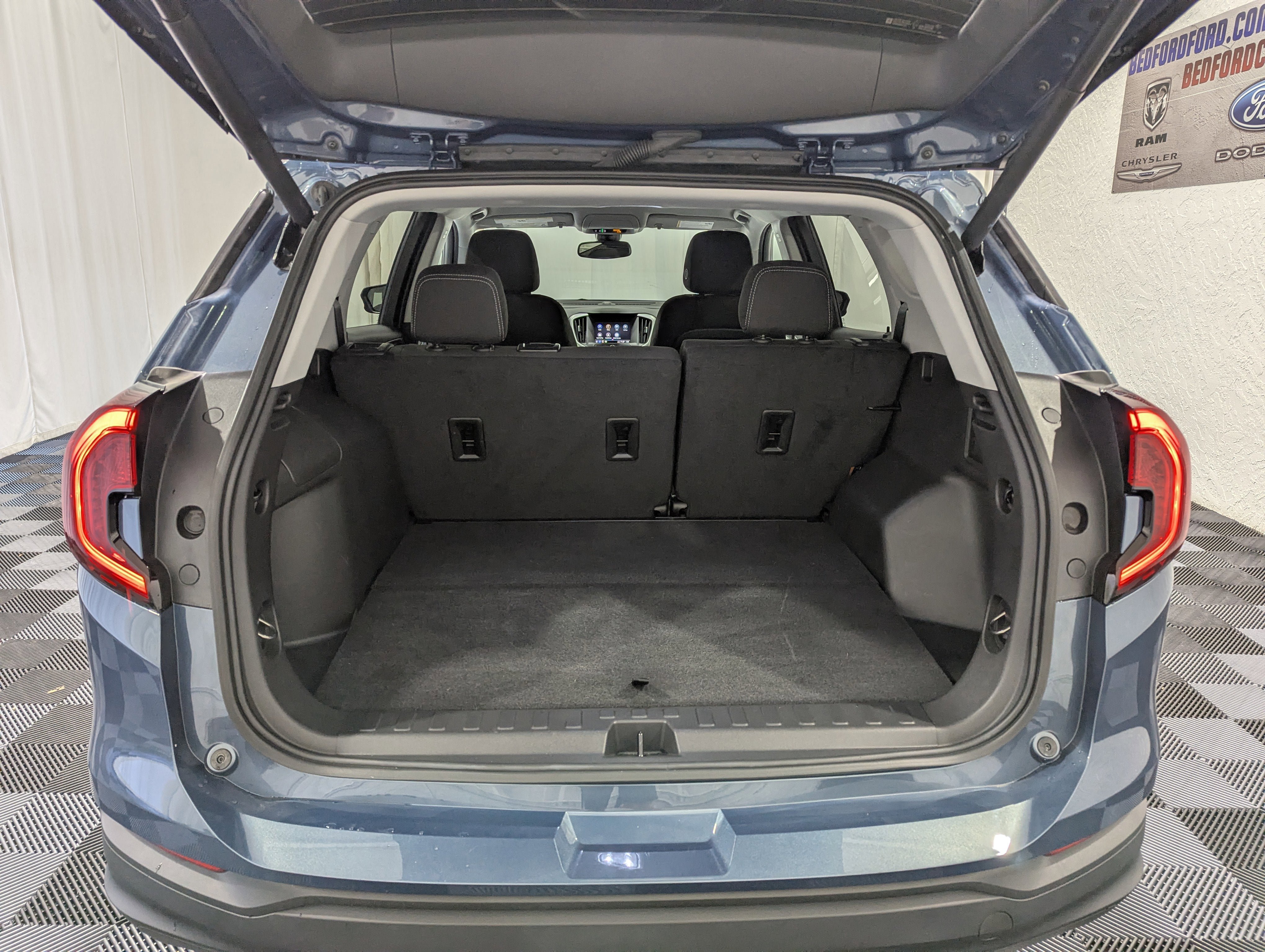 Used 2024 GMC Terrain SLE w/ Driver Convenience Package AWD/4WD image 9