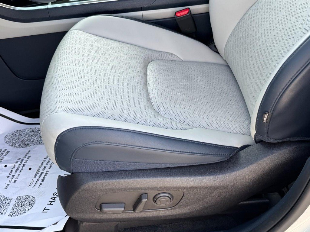 Used 2025 Kia Carnival EX FWD image 30