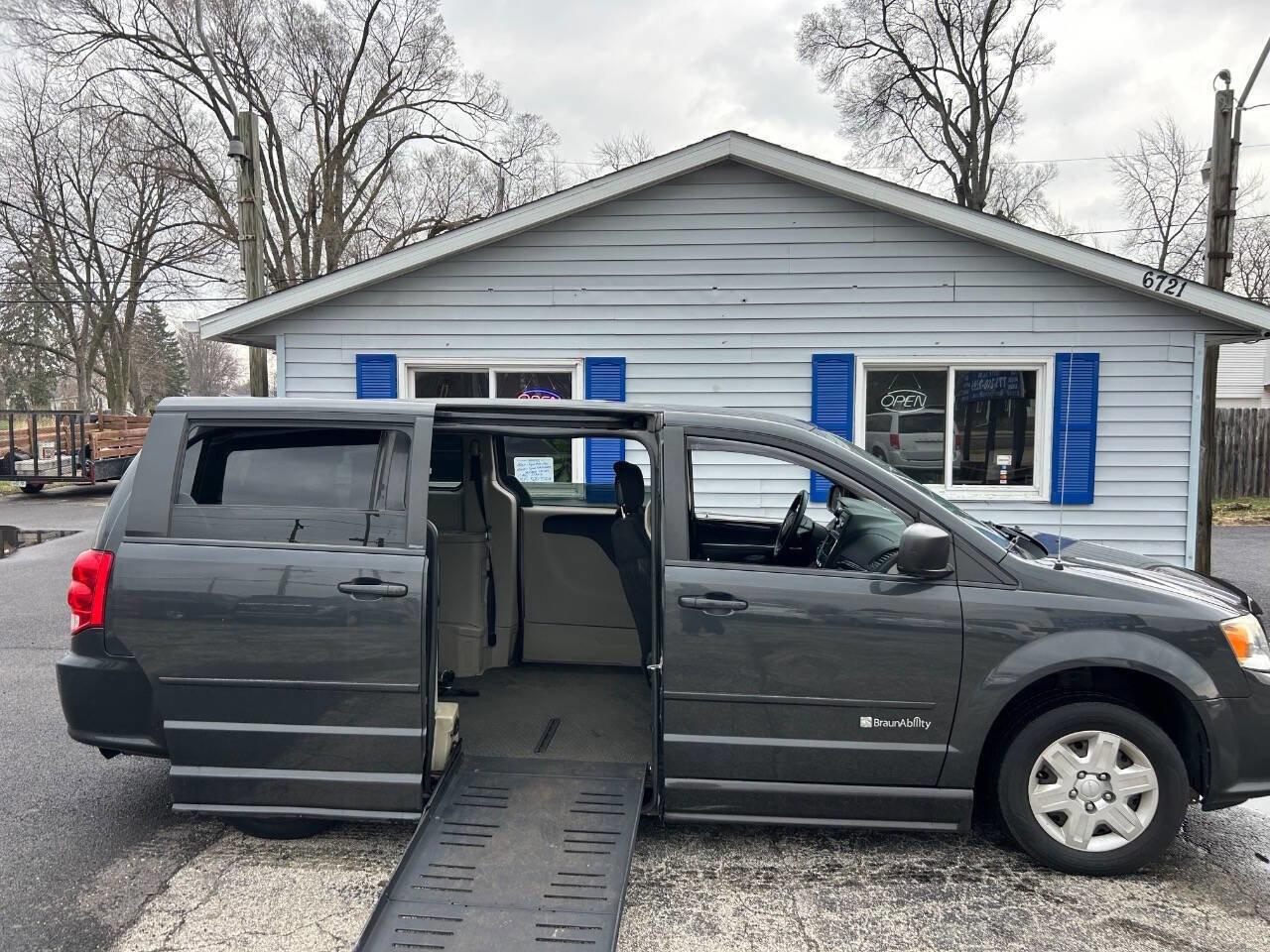 Used 2012 Dodge Grand Caravan SE image 3