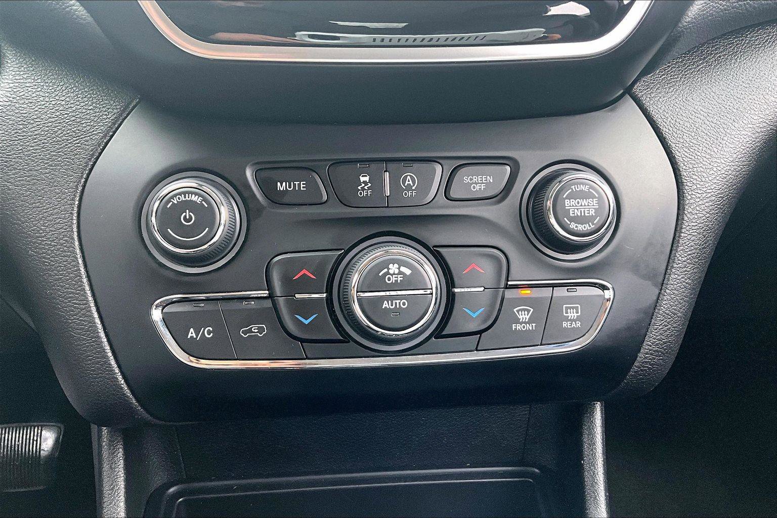 Used 2020 Jeep Cherokee Limited image 30
