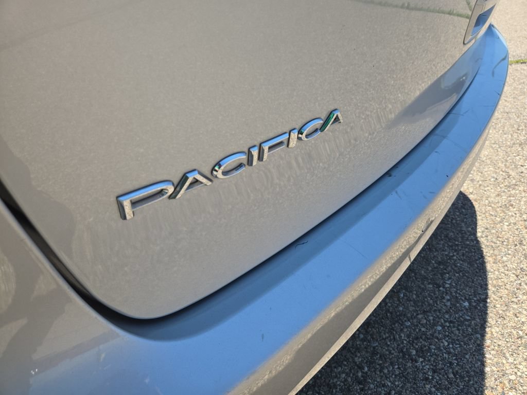 Used 2024 Chrysler Pacifica Touring-L FWD image 39