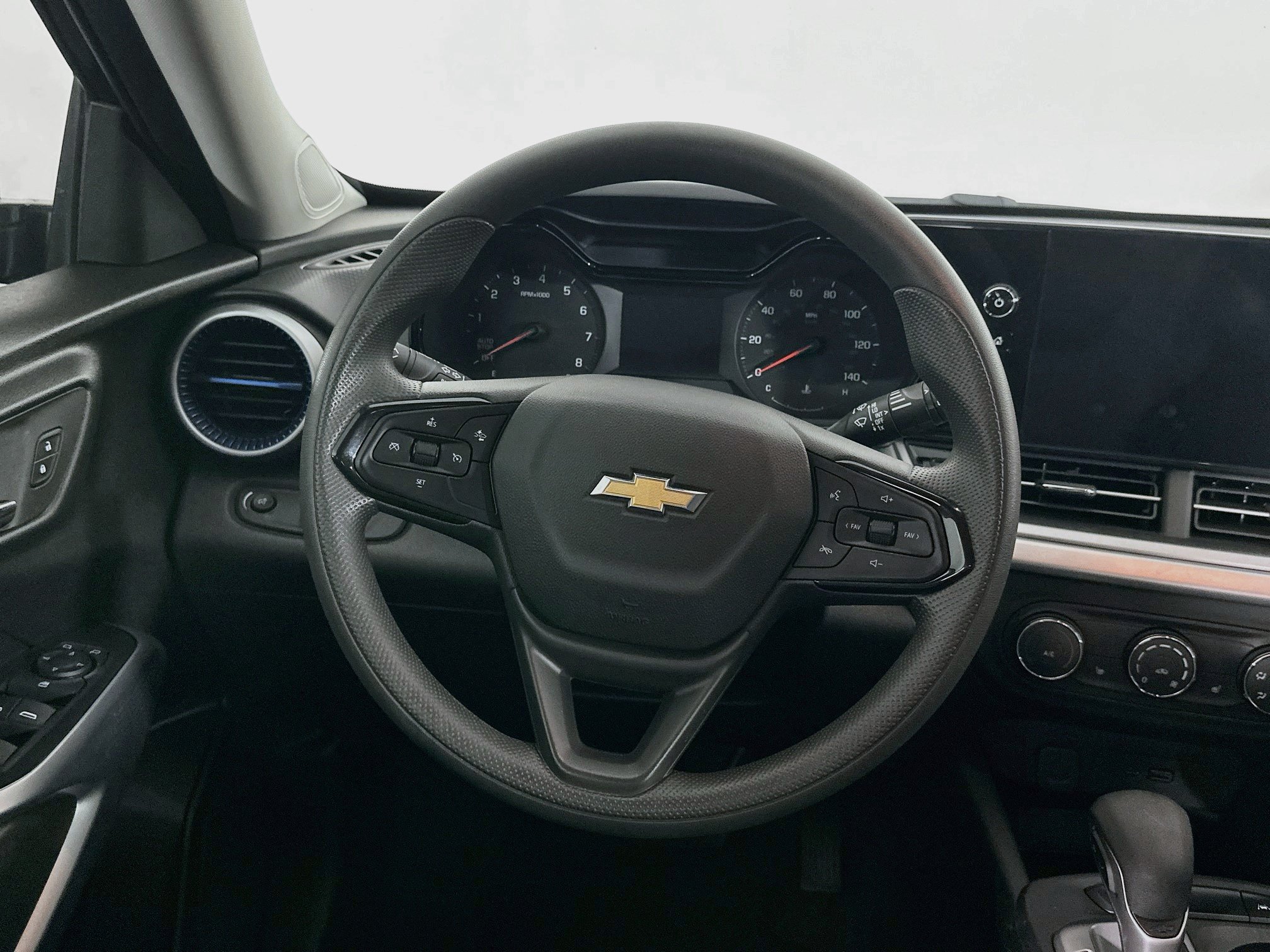 Used 2024 Chevrolet Trax LS w/ LS Convenience Package FWD image 18