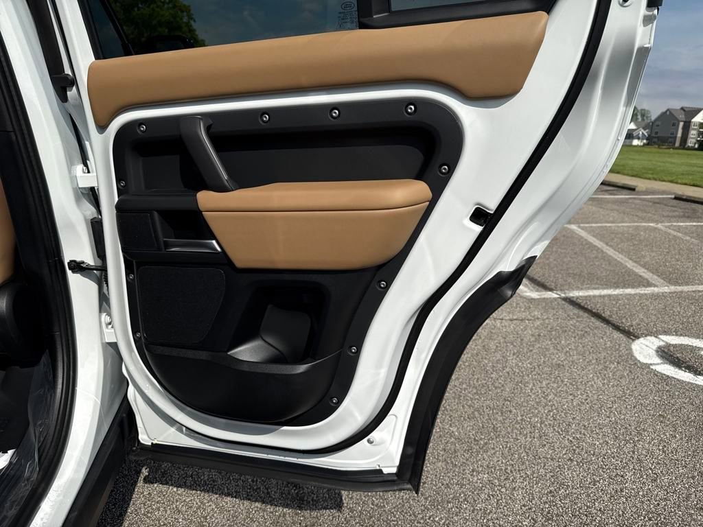 New 2025 Land Rover Defender 130 X-Dynamic SE image 18
