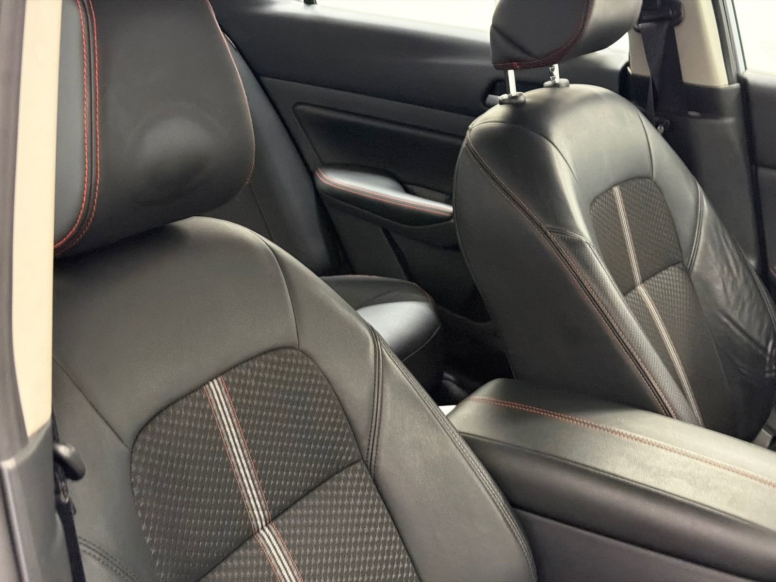 Used 2023 Nissan Altima 2.5 SR FWD image 9