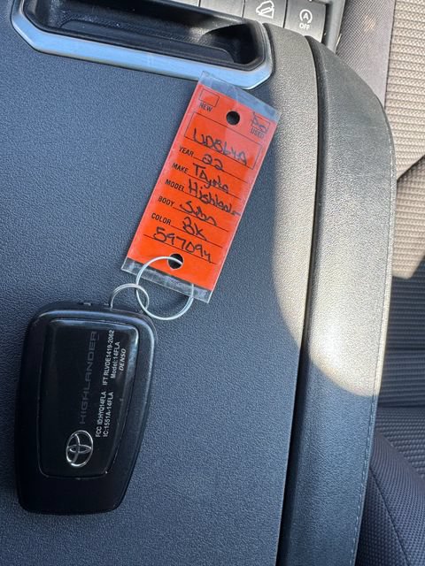 Used 2022 Toyota Highlander LE AWD/4WD image 43