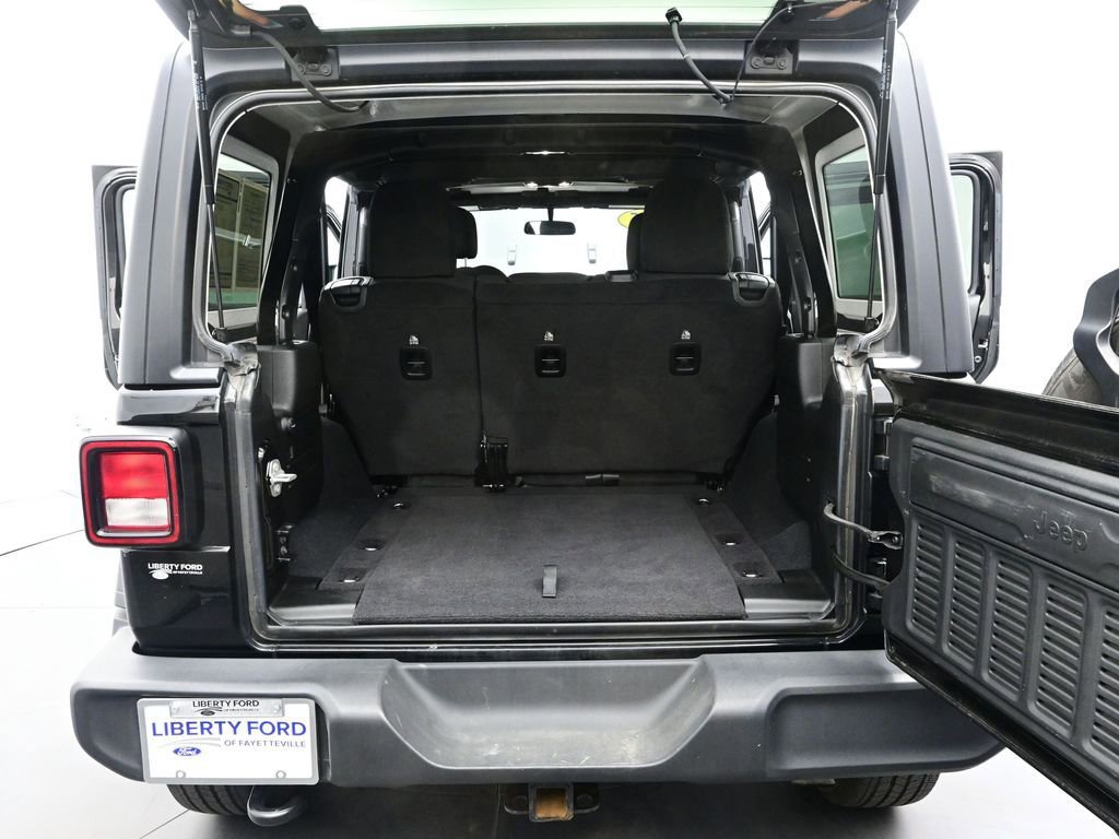 Used 2025 Jeep Wrangler Sahara image 11