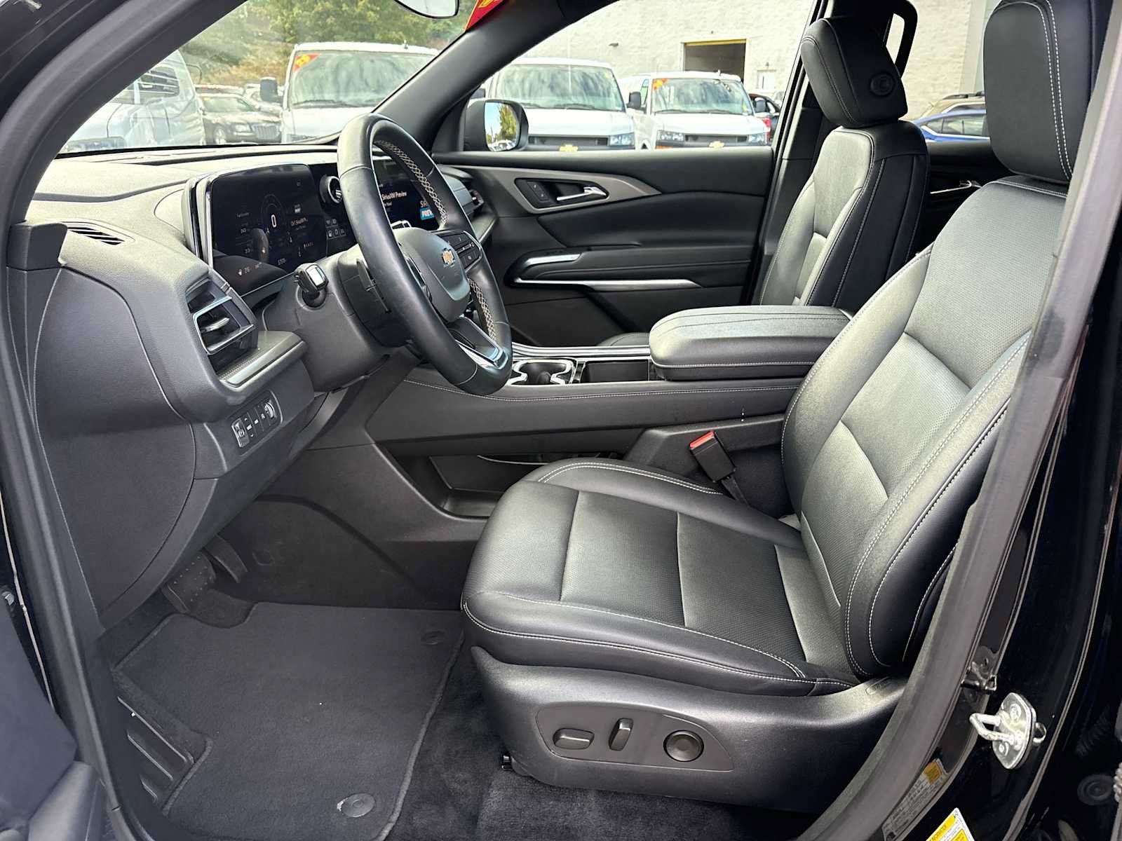 Used 2025 Chevrolet Traverse LT AWD/4WD image 18