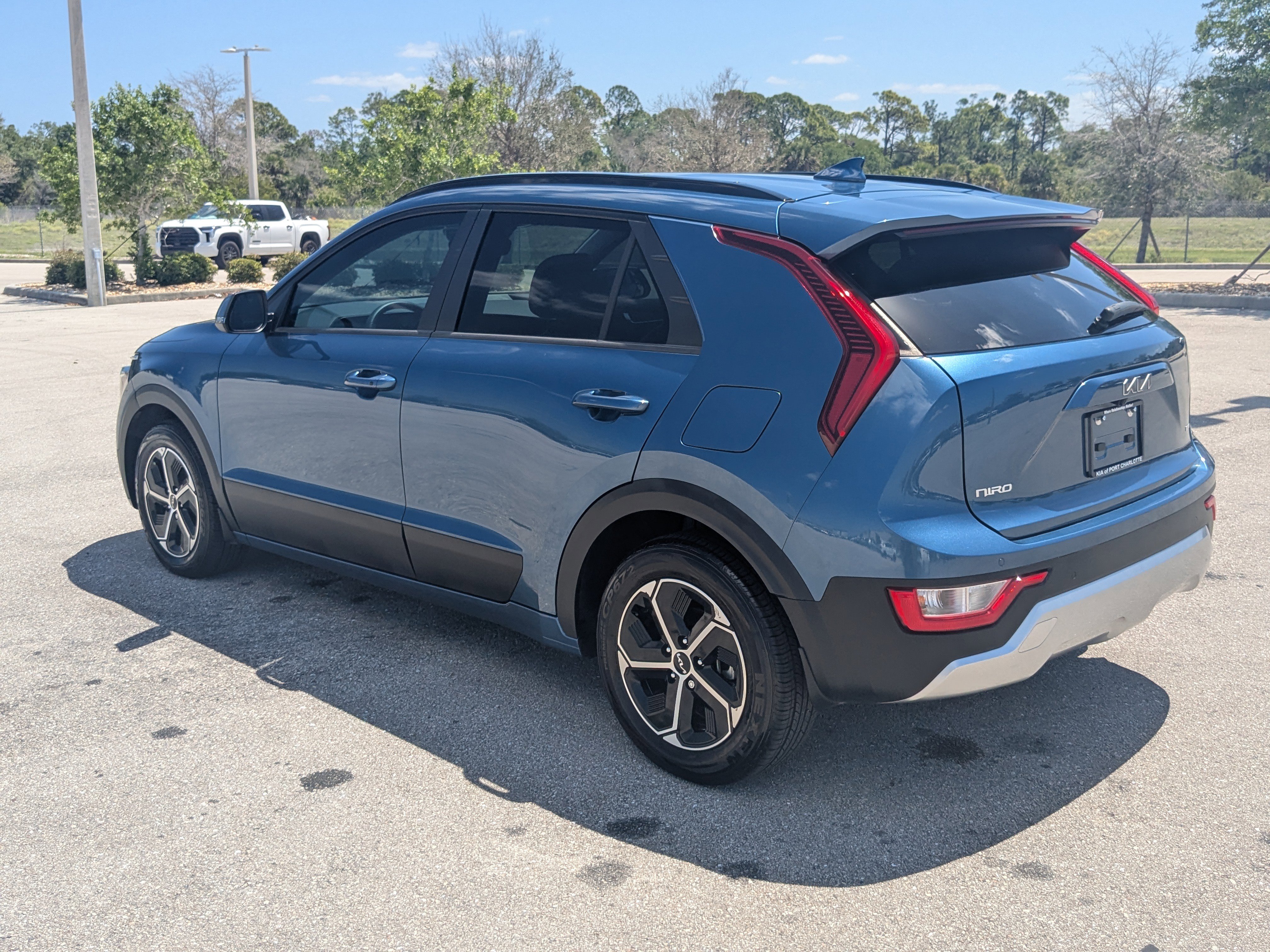 Certified 2024 Kia Niro EX FWD image 7