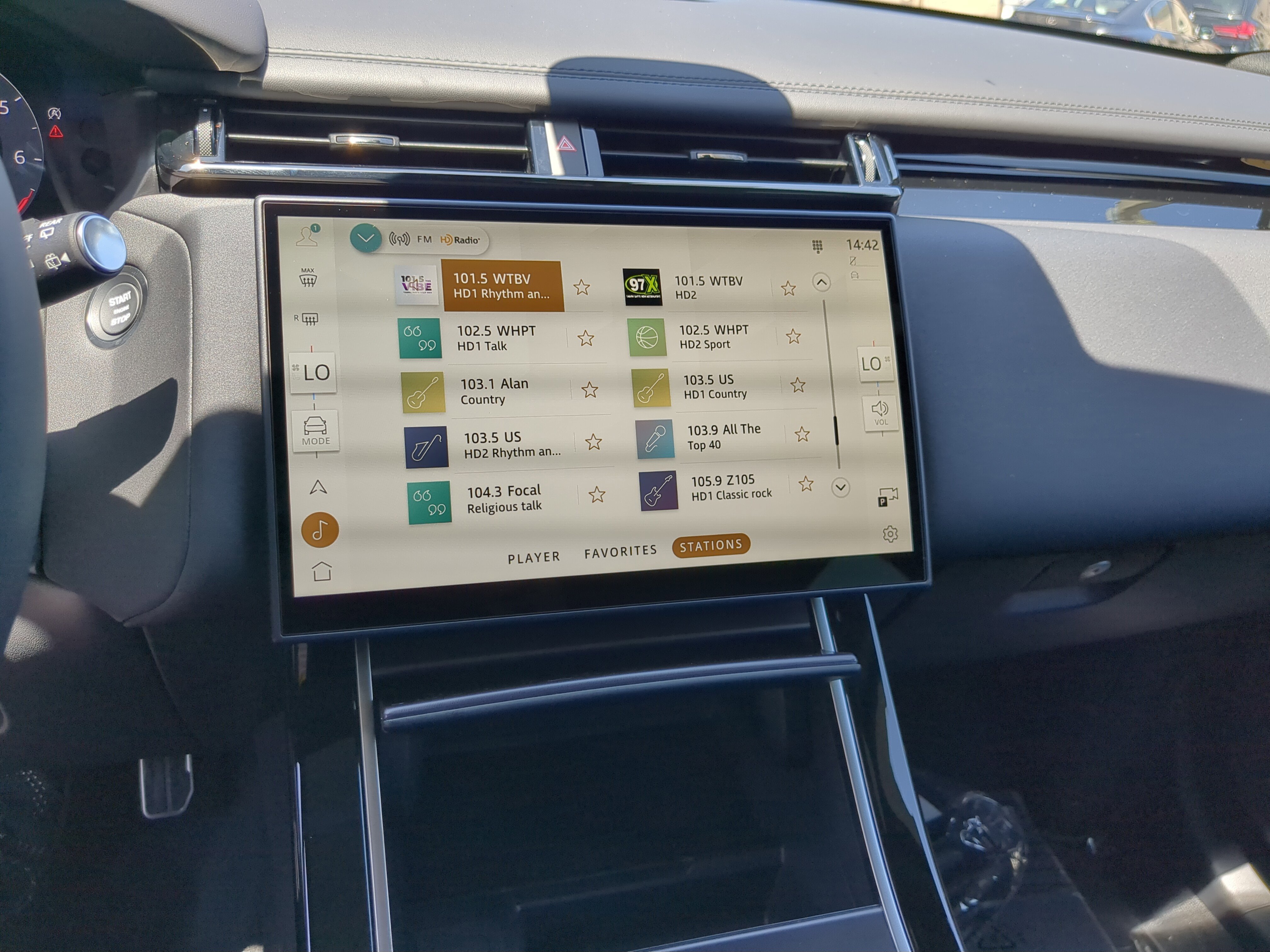 New 2026 Land Rover Range Rover Velar Dynamic SE image 24