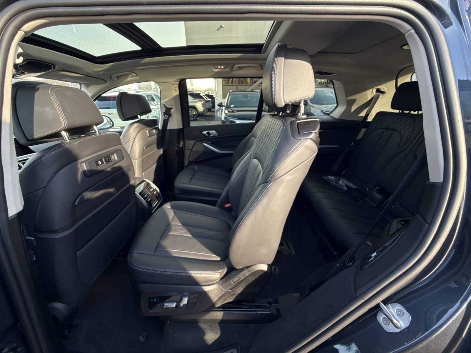 Used 2022 BMW X7 xDrive40i w/ Executive Package image 25