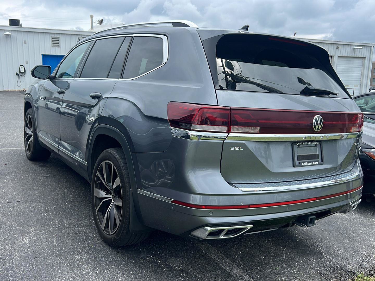 Used 2024 Volkswagen Atlas SEL Premium R-Line AWD/4WD image 2