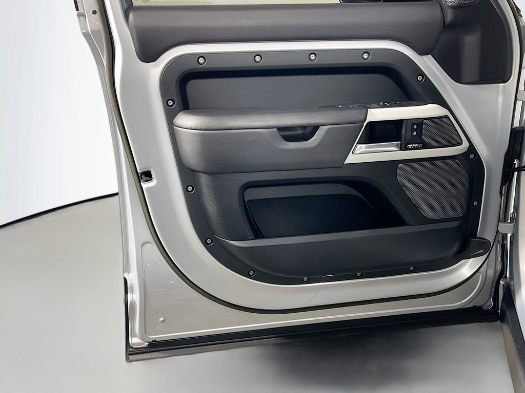 Used 2023 Land Rover Defender 110 X-Dynamic SE image 18