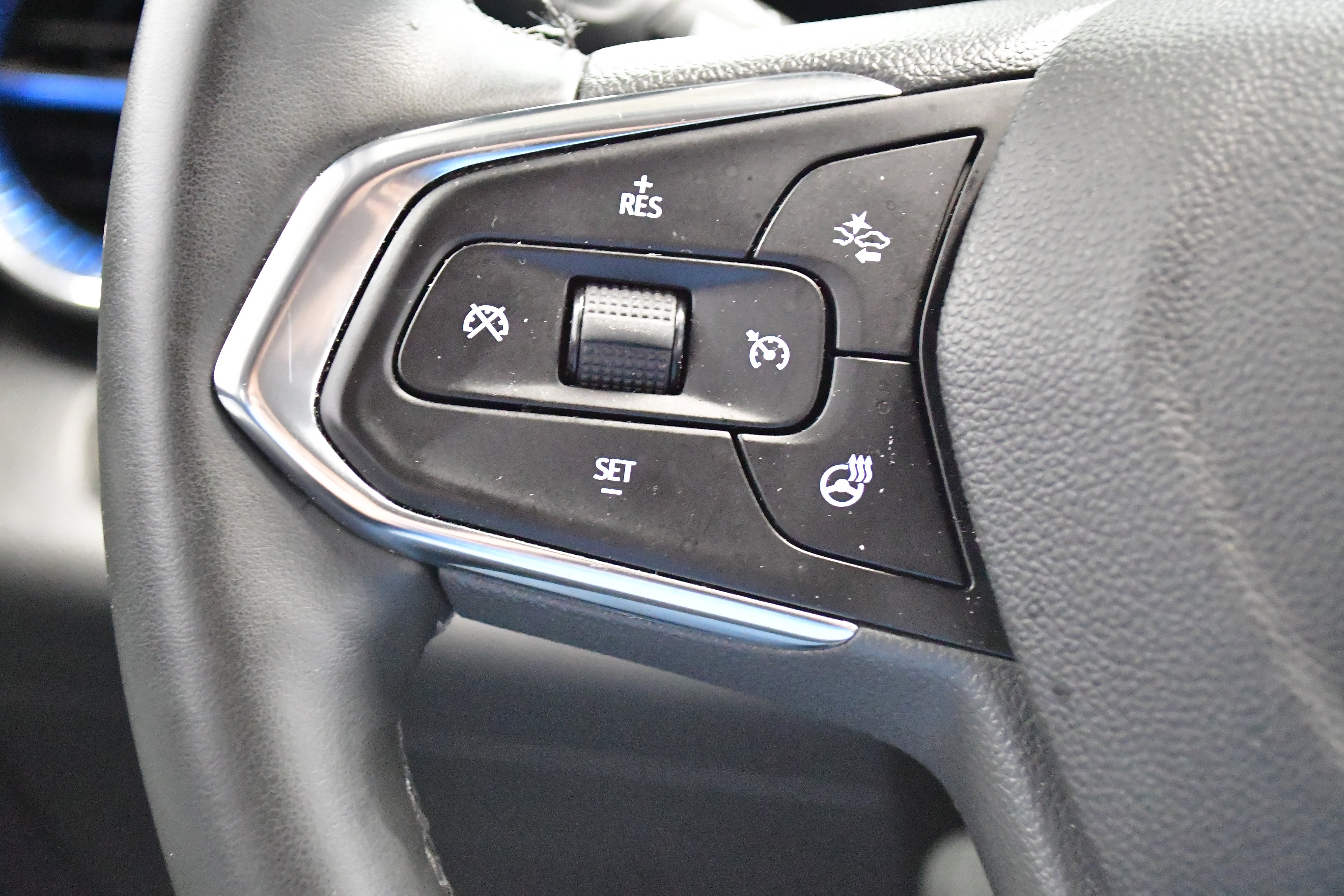 Used 2025 Chevrolet Trax LT w/ LT Convenience Package FWD image 22