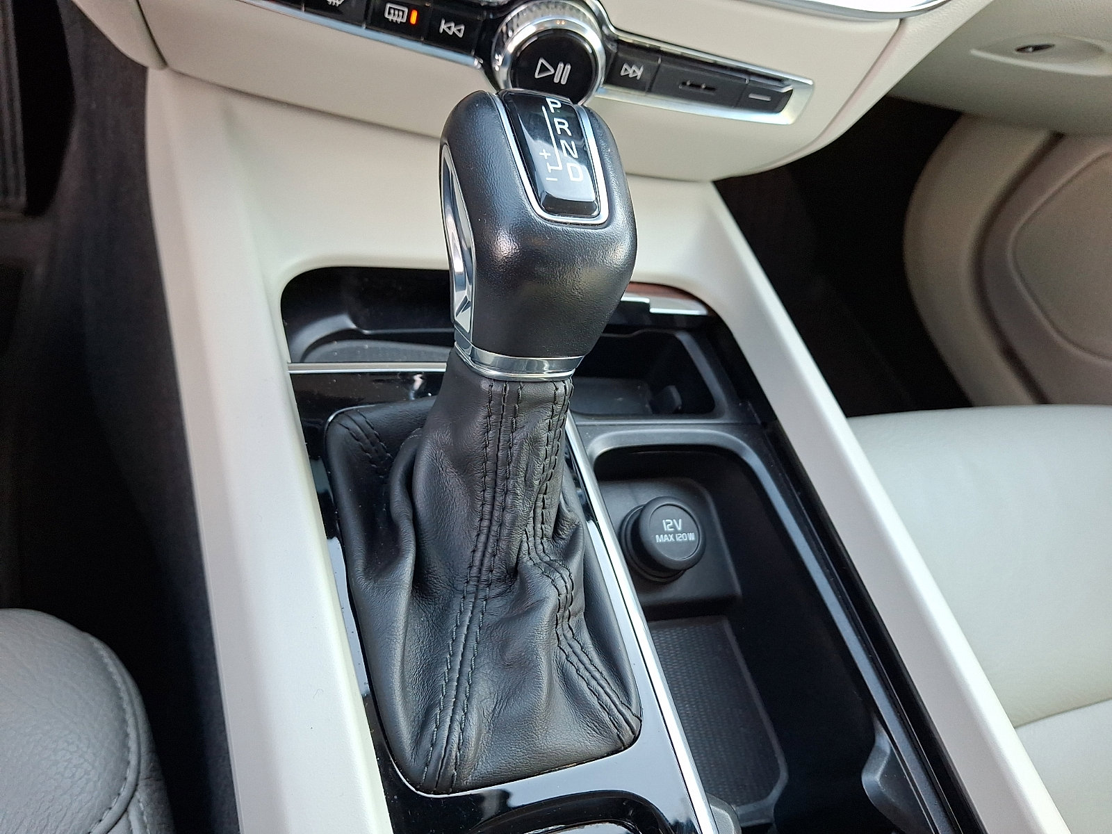 Used 2021 Volvo S60 T6 Momentum w/ Climate Package image 22