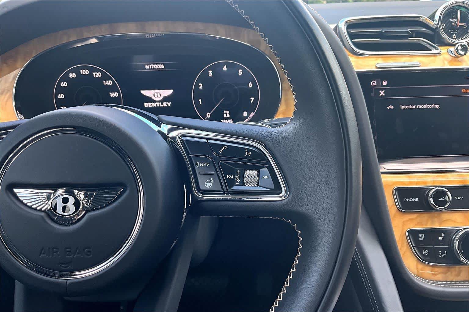 Used 2022 Bentley Bentayga AWD/4WD image 24