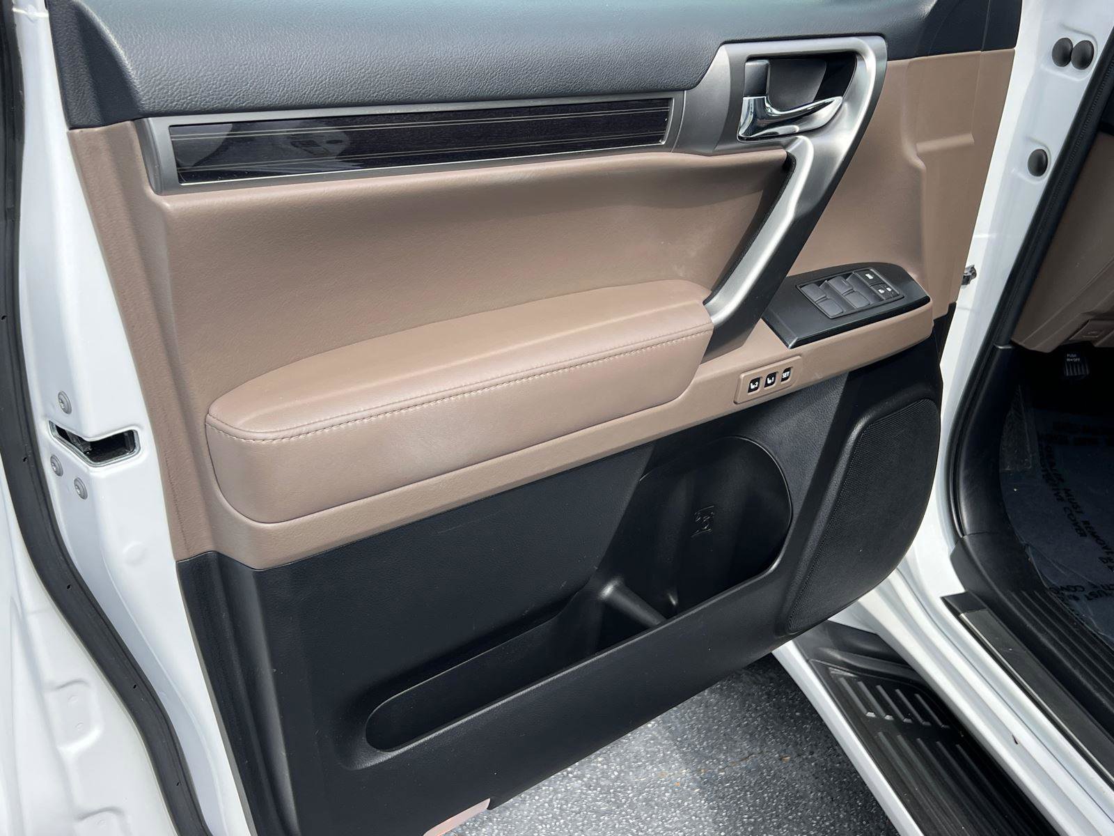 Certified 2022 Lexus GX 460 Premium w/ Premium Package AWD/4WD image 11