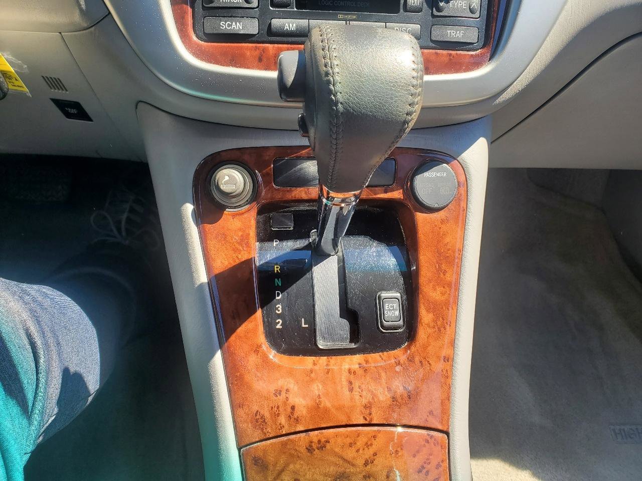 Used 2004 Toyota Highlander V6 2WD with 3rd-Row Seat image 24