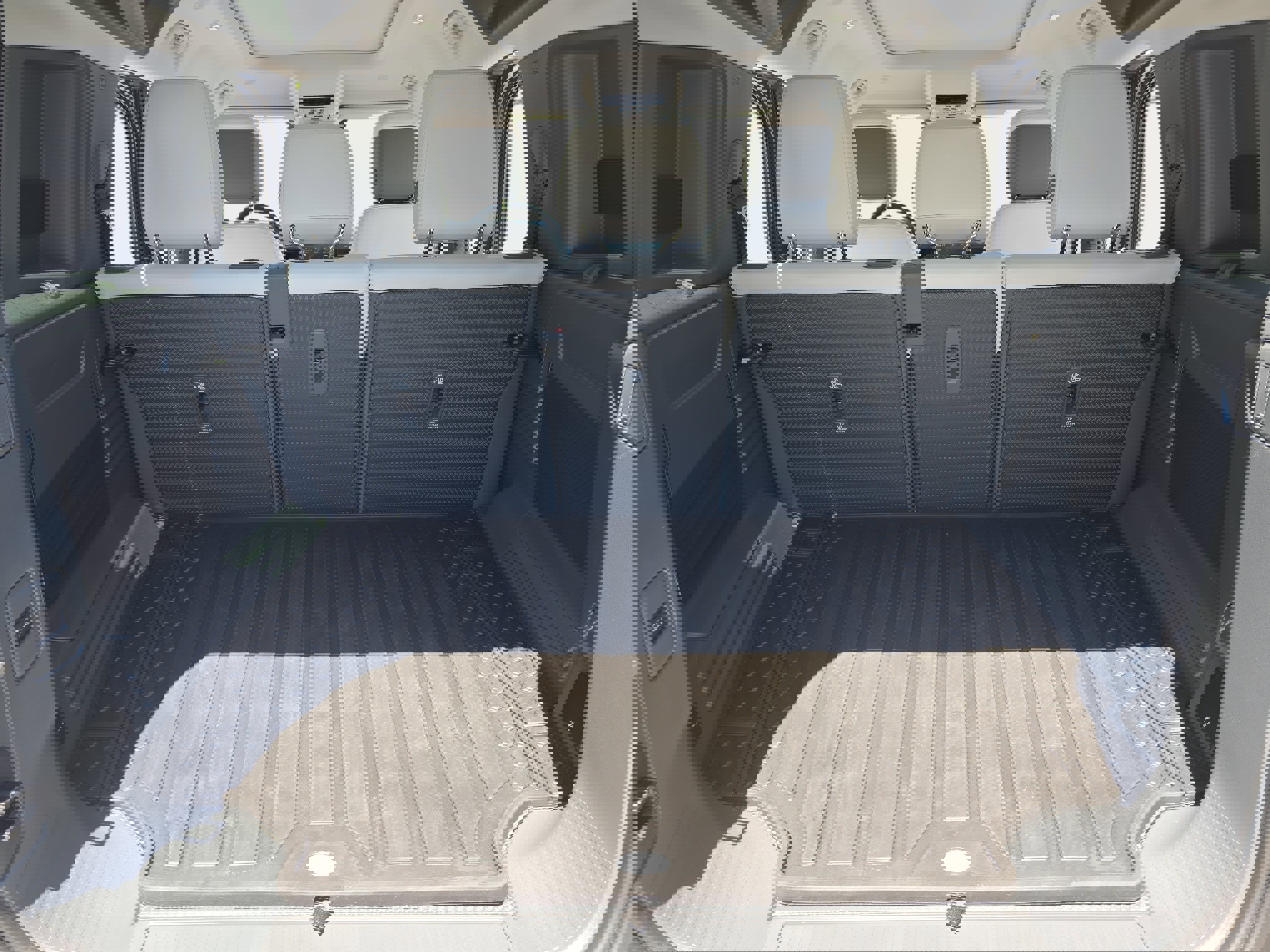 Used 2025 Land Rover Defender 110 S image 12