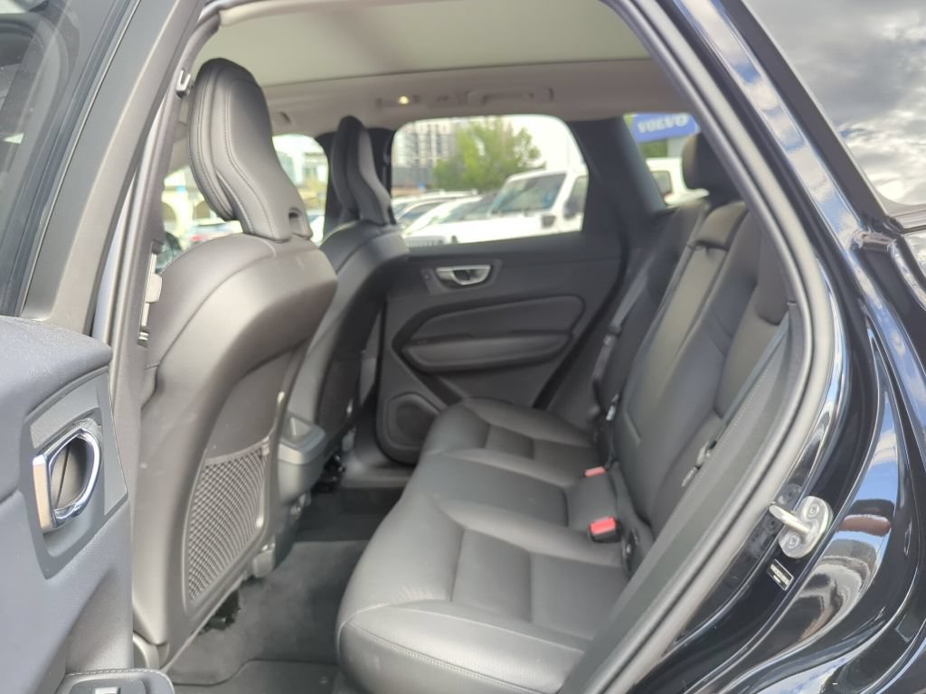 Used 2025 Volvo XC60 B5 Plus AWD/4WD image 9