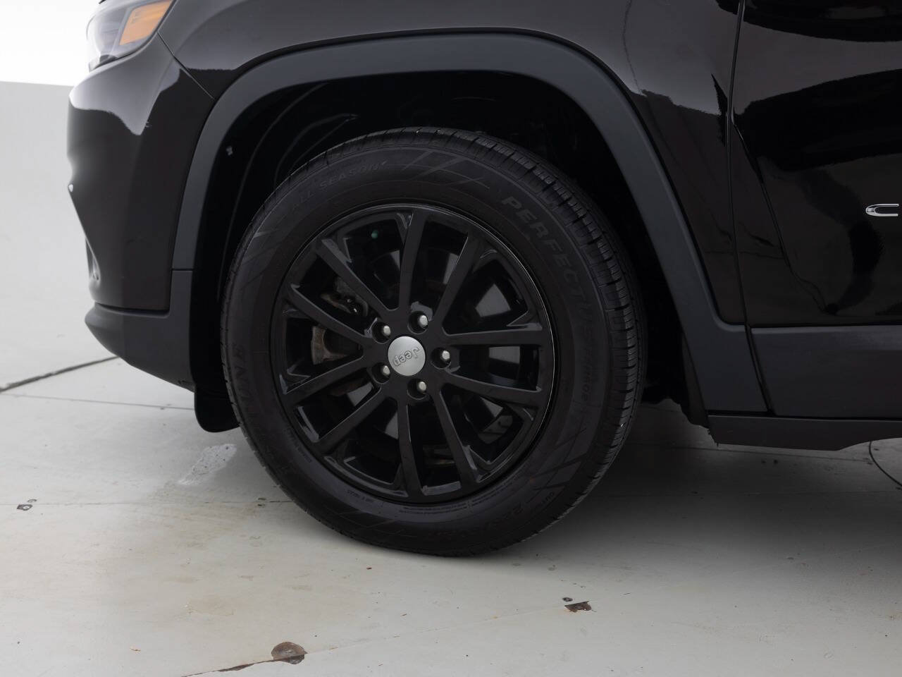 Used 2019 Jeep Cherokee Latitude Plus w/ Cold Weather Group FWD image 18