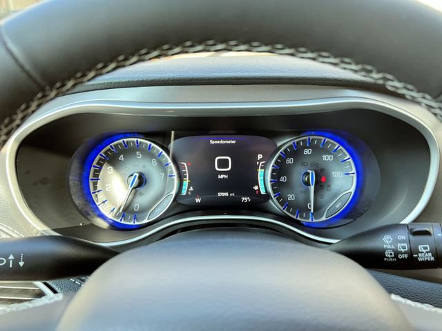 Used 2023 Chrysler Pacifica Touring-L w/ Uconnect Theater Family Group FWD image 18