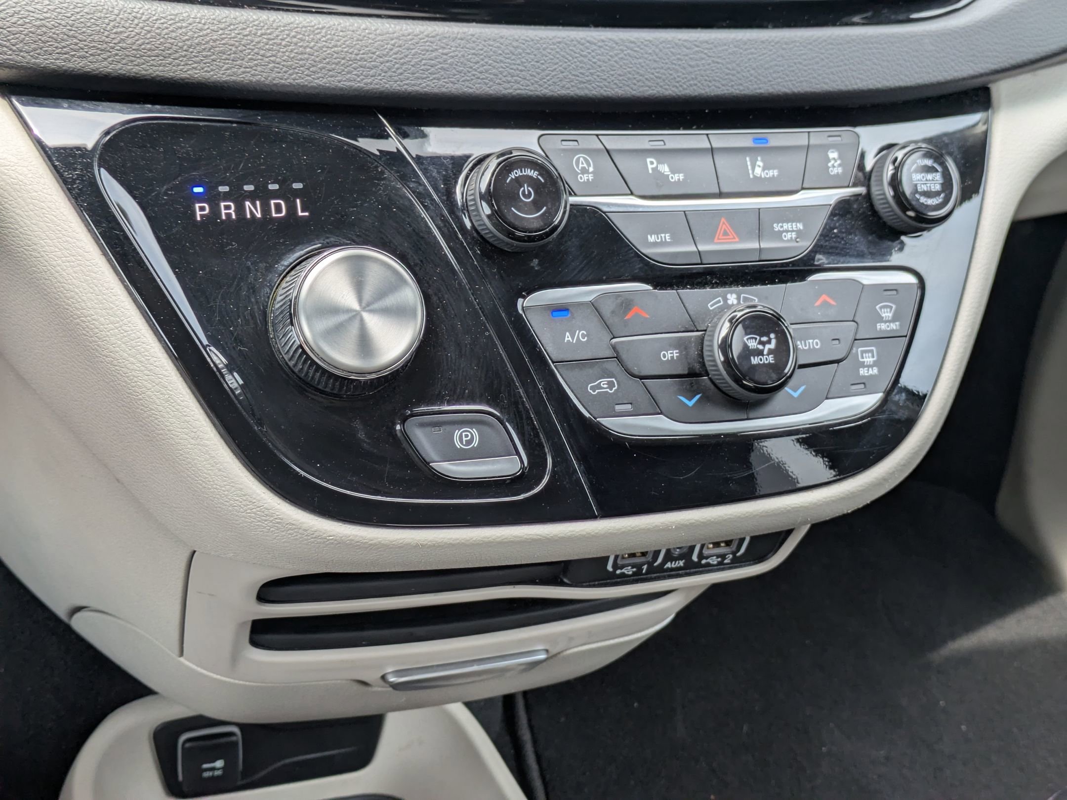 Used 2024 Chrysler Pacifica Touring-L FWD image 20