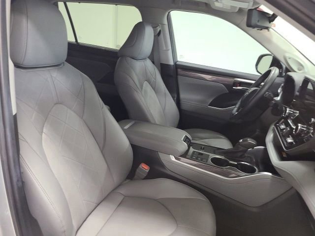 Certified 2024 Toyota Highlander Platinum FWD image 11