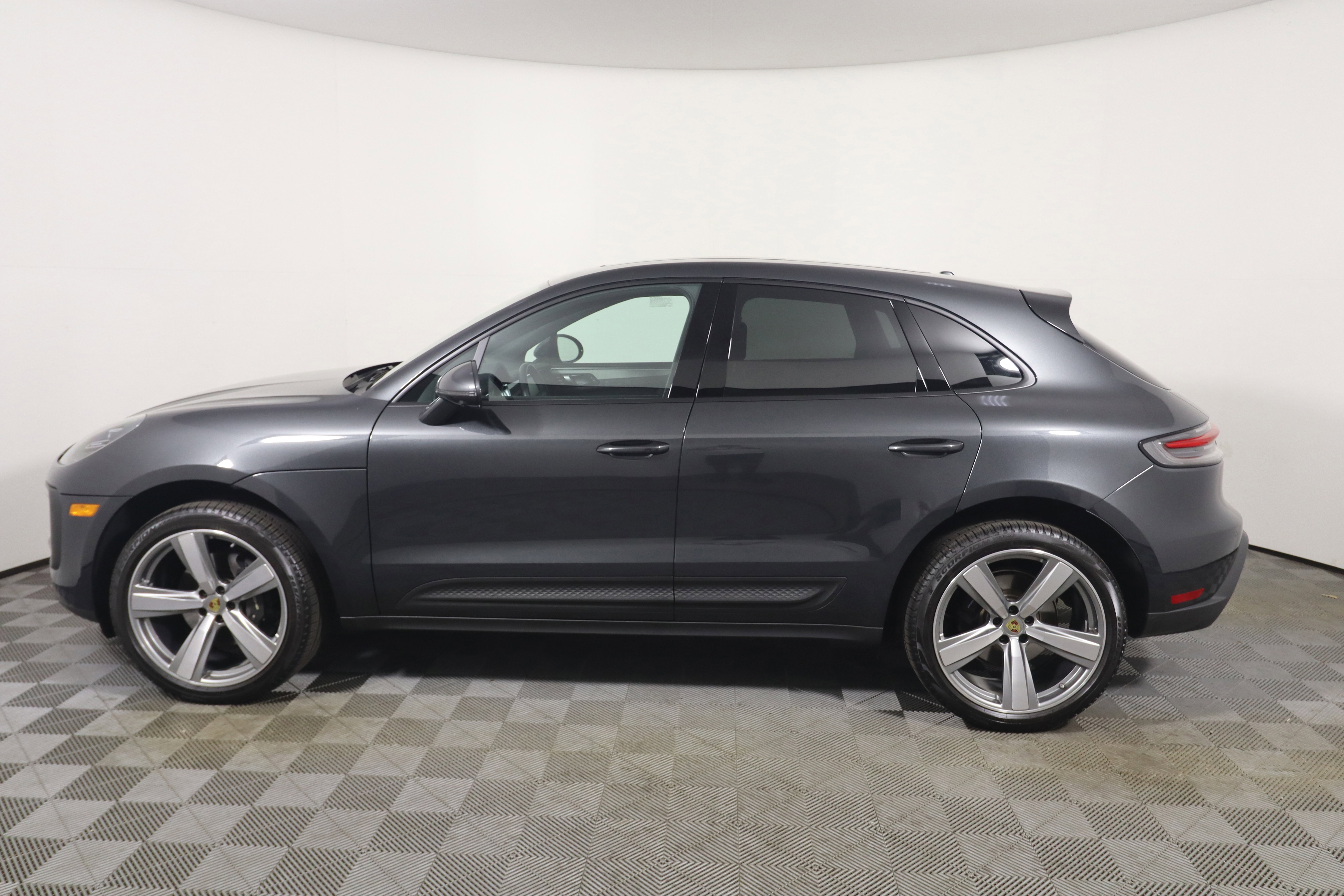 Certified 2025 Porsche Macan image 2